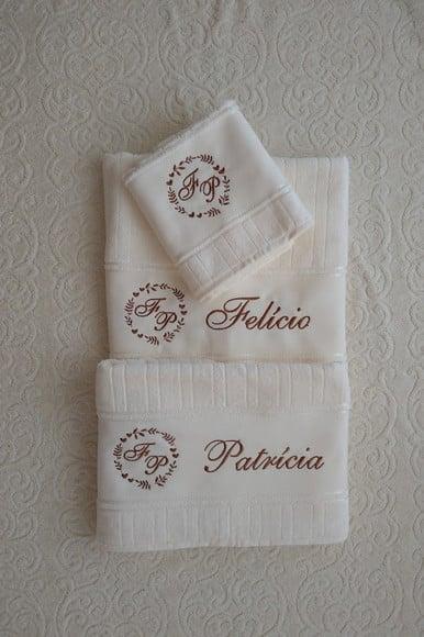 Presente de Casamento- Jogo de Toalhas Bordadas Cor Creme