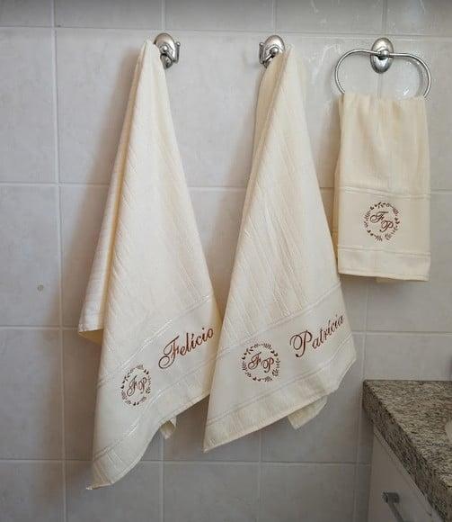 Presente de Casamento- Jogo de Toalhas Bordadas Cor Creme
