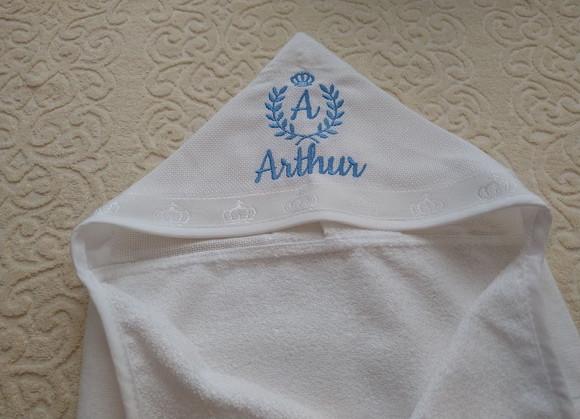 Toalha com Capuz Detalhe Coroa na Borda