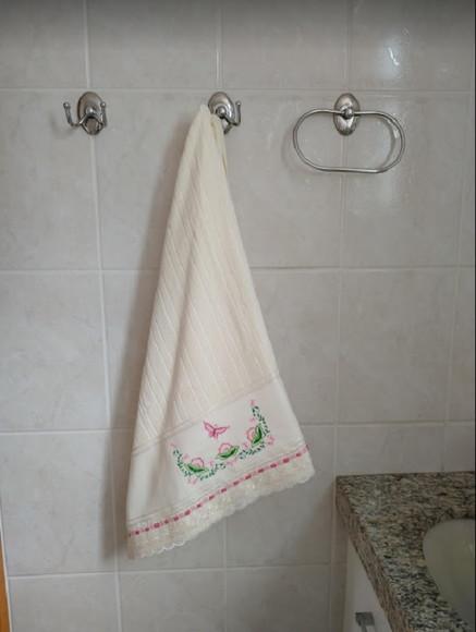 Toalha de banho bordada com flores - Acabamento com renda
