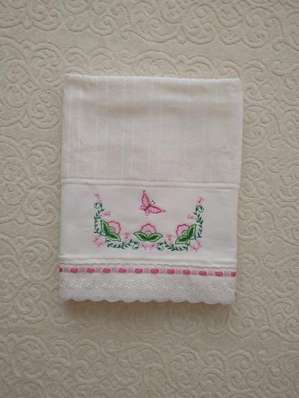 Toalha de banho bordada com flores - Acabamento com renda