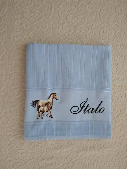 Toalha de Banho Bordada com Tema Cavalo e Nome