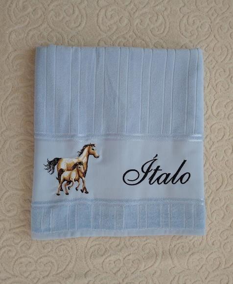 Toalha de Banho Bordada com Tema Cavalo e Nome