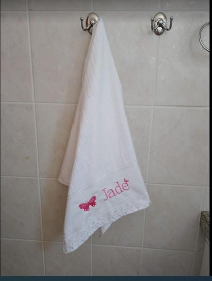 Toalha de banho Cor Branca bordado de Borboleta e nome