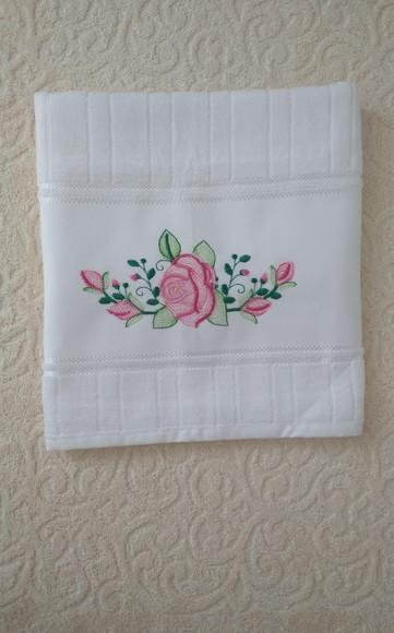 Toalha de Rosto Bordada com Flor