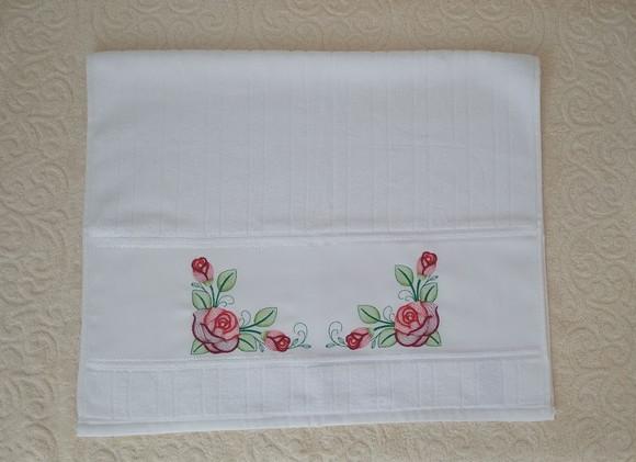 Toalha de Rosto Bordada com Flores