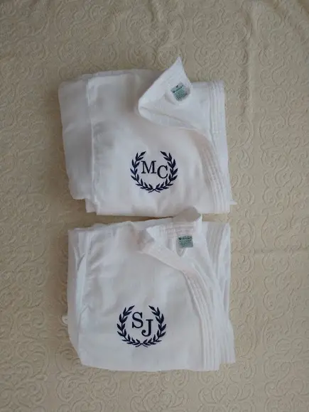 Presente de Casamento Kit 02 Roupões Bordados para os Noivos