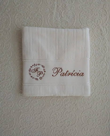 Presente de Casamento- Jogo de Toalhas Bordadas Cor Creme