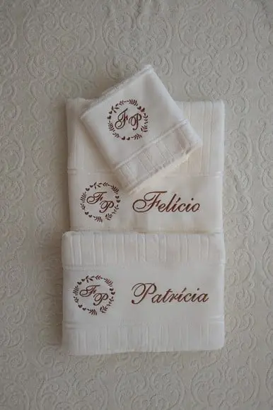 Presente de Casamento- Jogo de Toalhas Bordadas Cor Creme