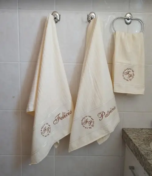 Presente de Casamento- Jogo de Toalhas Bordadas Cor Creme
