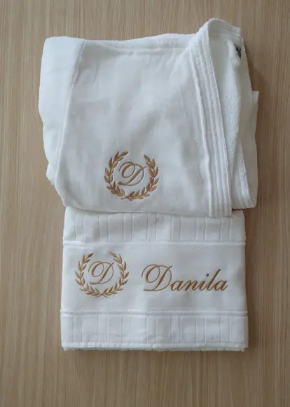 Roupão Atoalhado Tam P, m ou G e 01 Toalha de Banho Bordados
