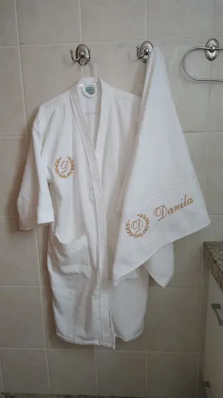 Roupão Atoalhado Tam P, m ou G e 01 Toalha de Banho Bordados
