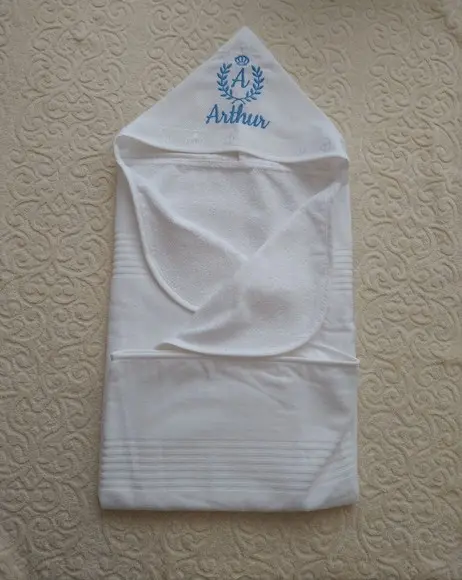 Toalha com Capuz Detalhe Coroa na Borda