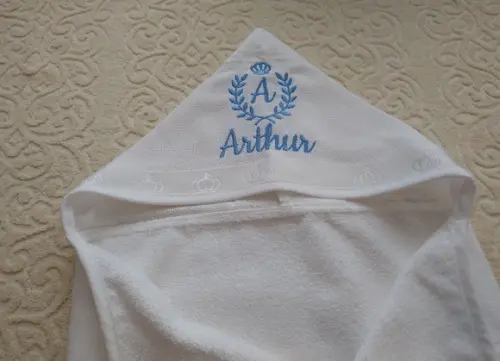 Toalha com Capuz Detalhe Coroa na Borda