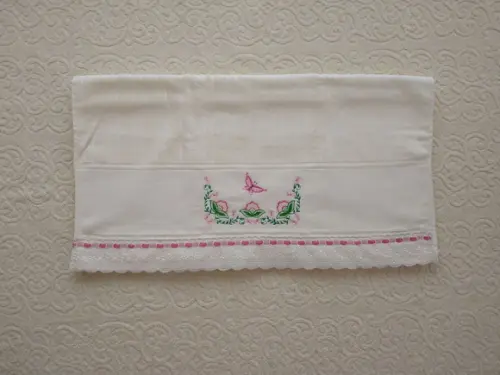 Toalha de banho bordada com flores - Acabamento com renda
