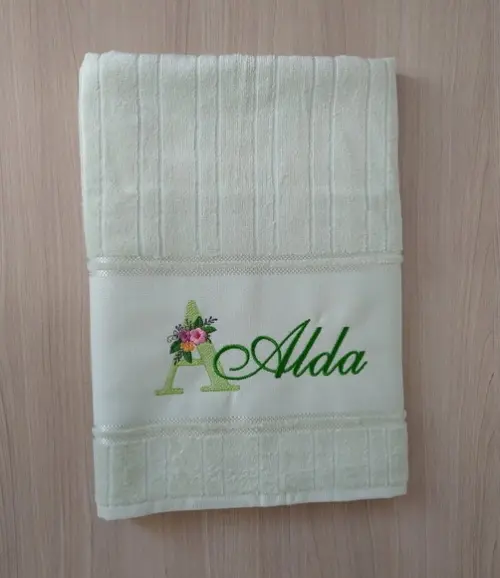 Toalha de Banho Bordada Bordada com Nome e Flor-dia das Mães