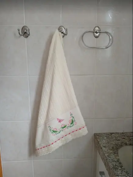 Toalha de banho bordada com flores - Acabamento com renda