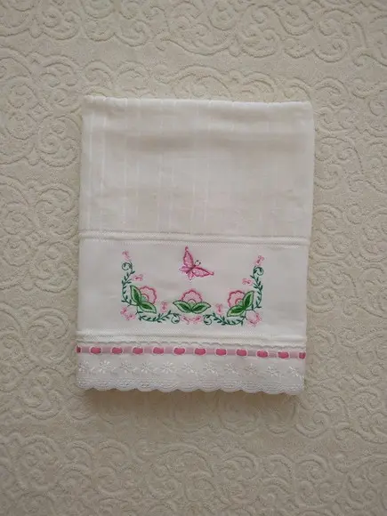Toalha de banho bordada com flores - Acabamento com renda