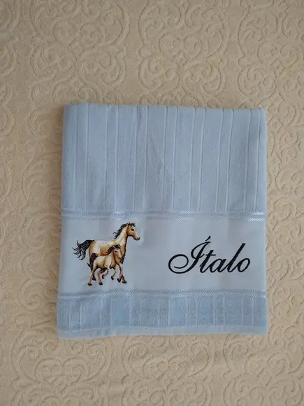Toalha de Banho Bordada com Tema Cavalo e Nome