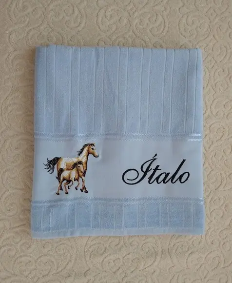 Toalha de Banho Bordada com Tema Cavalo e Nome