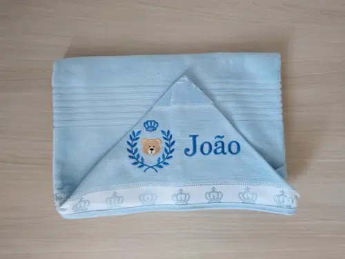 Toalha de banho com Capuz - Detalhe de coroa na borda