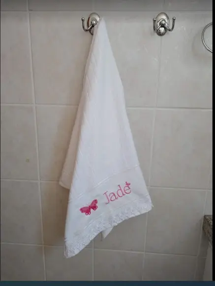 Toalha de banho Cor Branca bordado de Borboleta e nome