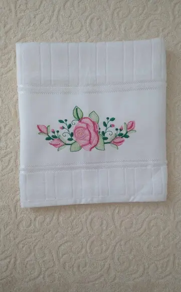 Toalha de Rosto Bordada com Flor