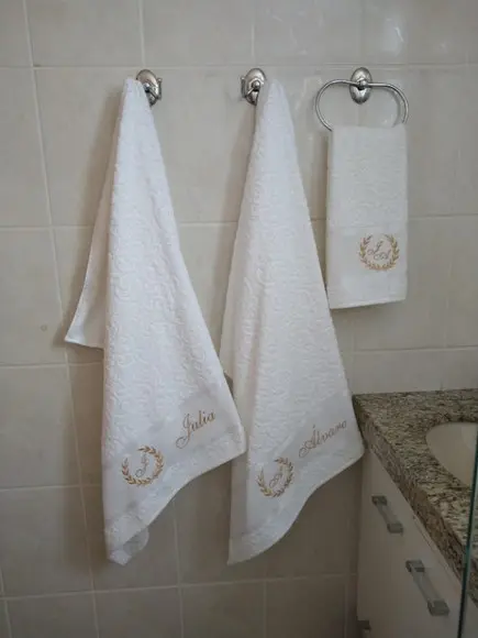 Toalhas Banhão e Rosto Bordadas com Brasão - Kit 03 Peças