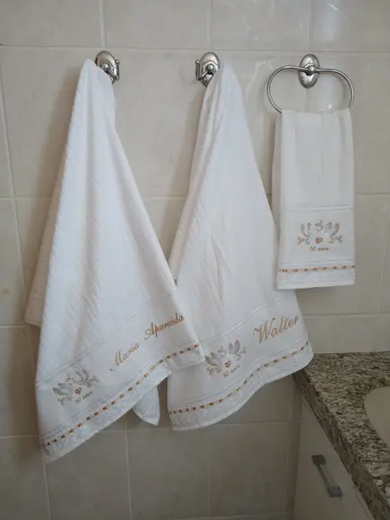 Toalhas de banho Bodas de Ouro-Acabamento com Bordado Inglês