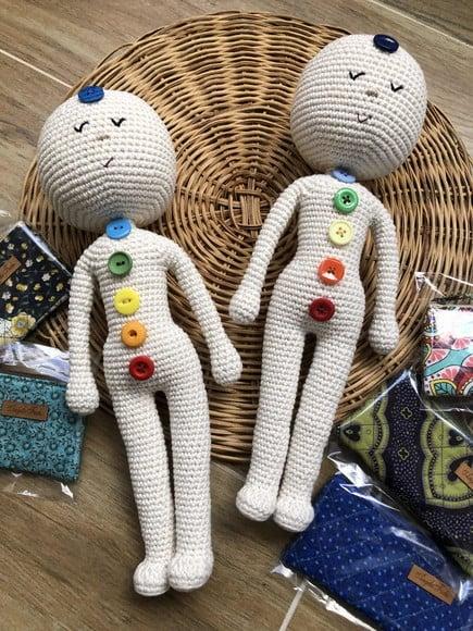 Boneco dos Chakras em Crochê