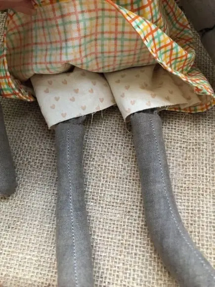 Boneca de Pano Primitiva e Seu Regador