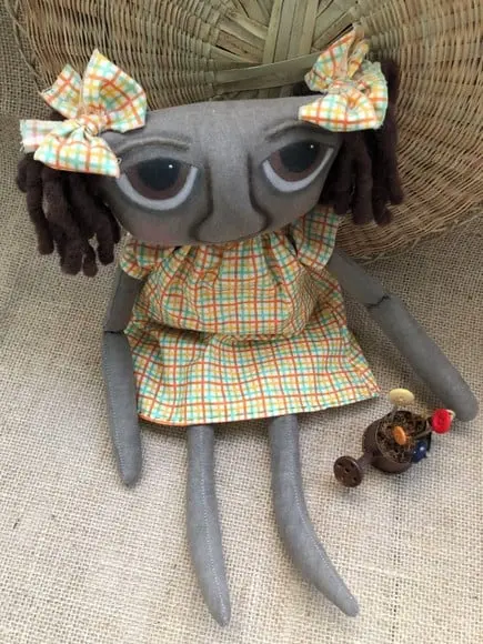 Boneca de Pano Primitiva e Seu Regador
