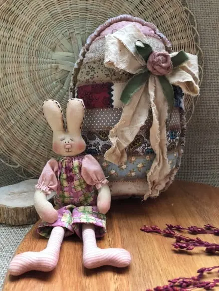Boneco de Pano Coelhinho da Páscoa e Seu Ovo