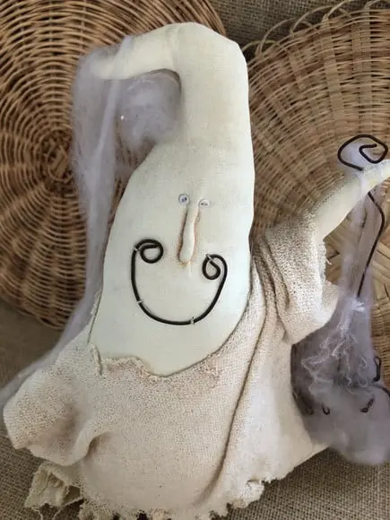 Boneco de Pano Fantasma Primitivo e Sua Aranha