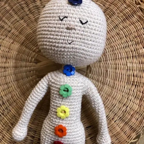 Boneco dos Chakras em Crochê