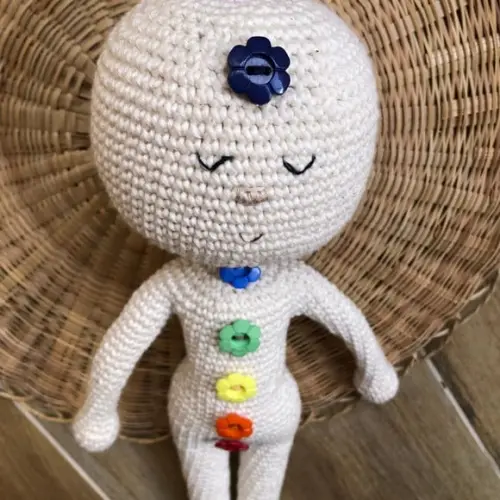 Boneco dos Chakras em Crochê