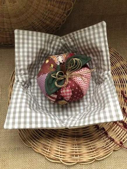Cesta de Maçãs em Tecido