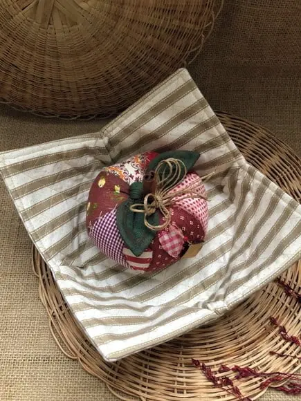 Cesta de Maçãs em Tecido