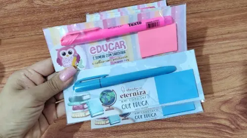 Cartão com Marca Texto e Post It Dia dos Professores