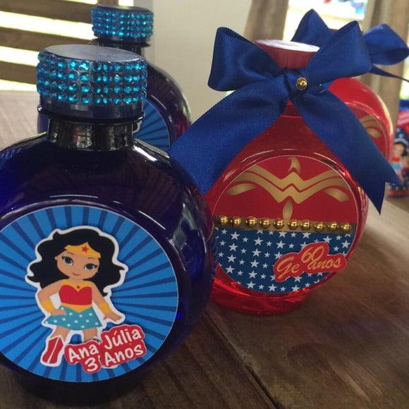 Adesivo Agua ouro fino Mulher Maravilha