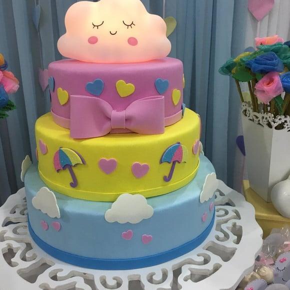Bolo Fake Chuva de Amor e Luminárias Locação