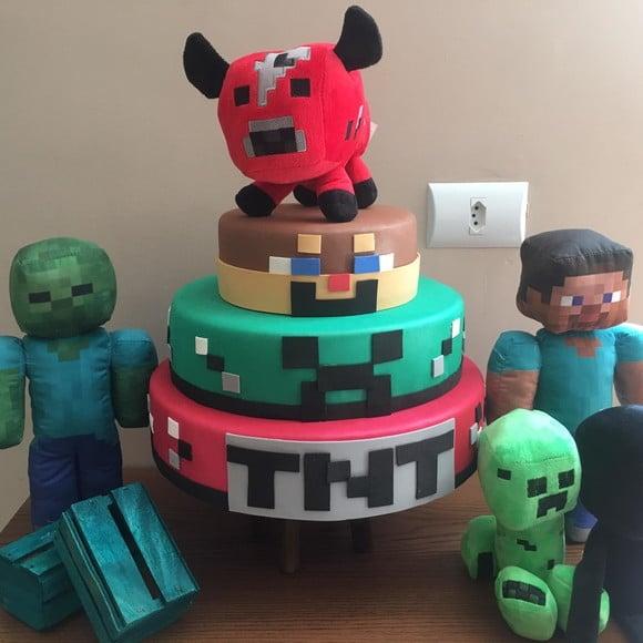 Bolo Fake E personagens Minecraft Locação