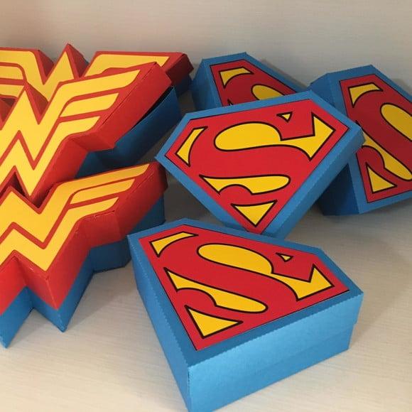 Caixa Super Homem e Mulher Maravilha
