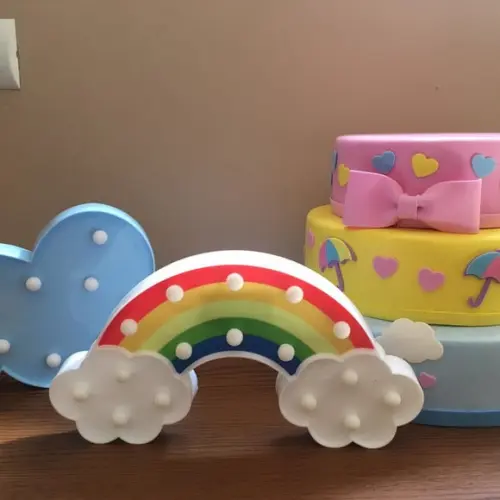 Bolo Fake Chuva de Amor e Luminárias Locação