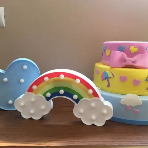 Bolo Fake Chuva de Amor e Luminárias Locação