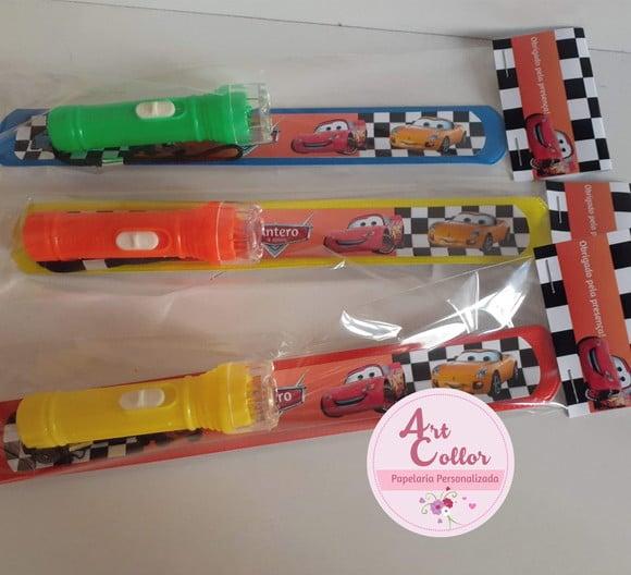 25 Kits Pulseira Bate Enrola + Mini Lanterna Carros