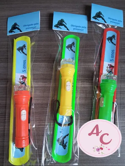 25 Kits Pulseira Bate Enrola + Mini Lanterna Super Herois