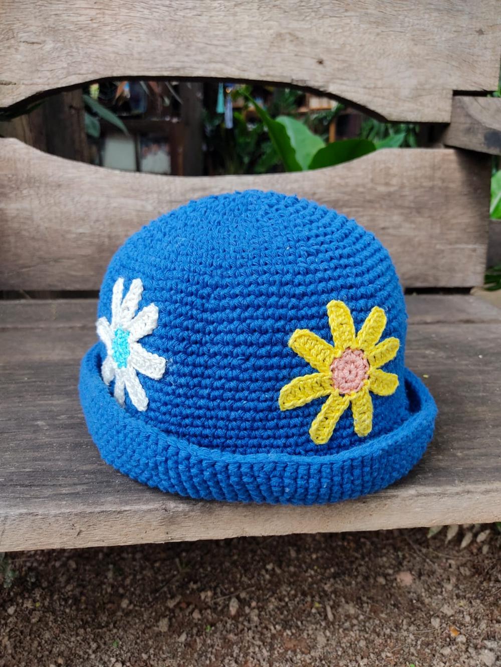 Chapéu tipo bucket hat, azul, feito em crochê, com fio de barba