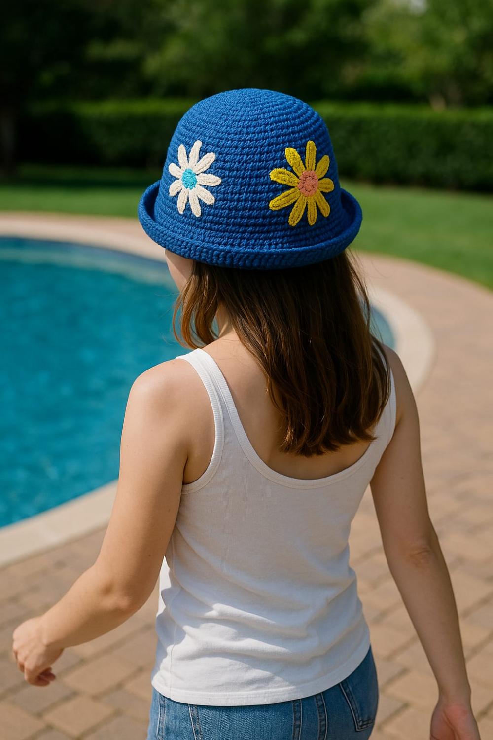 Chapéu tipo bucket hat, azul, feito em crochê, com fio de barba