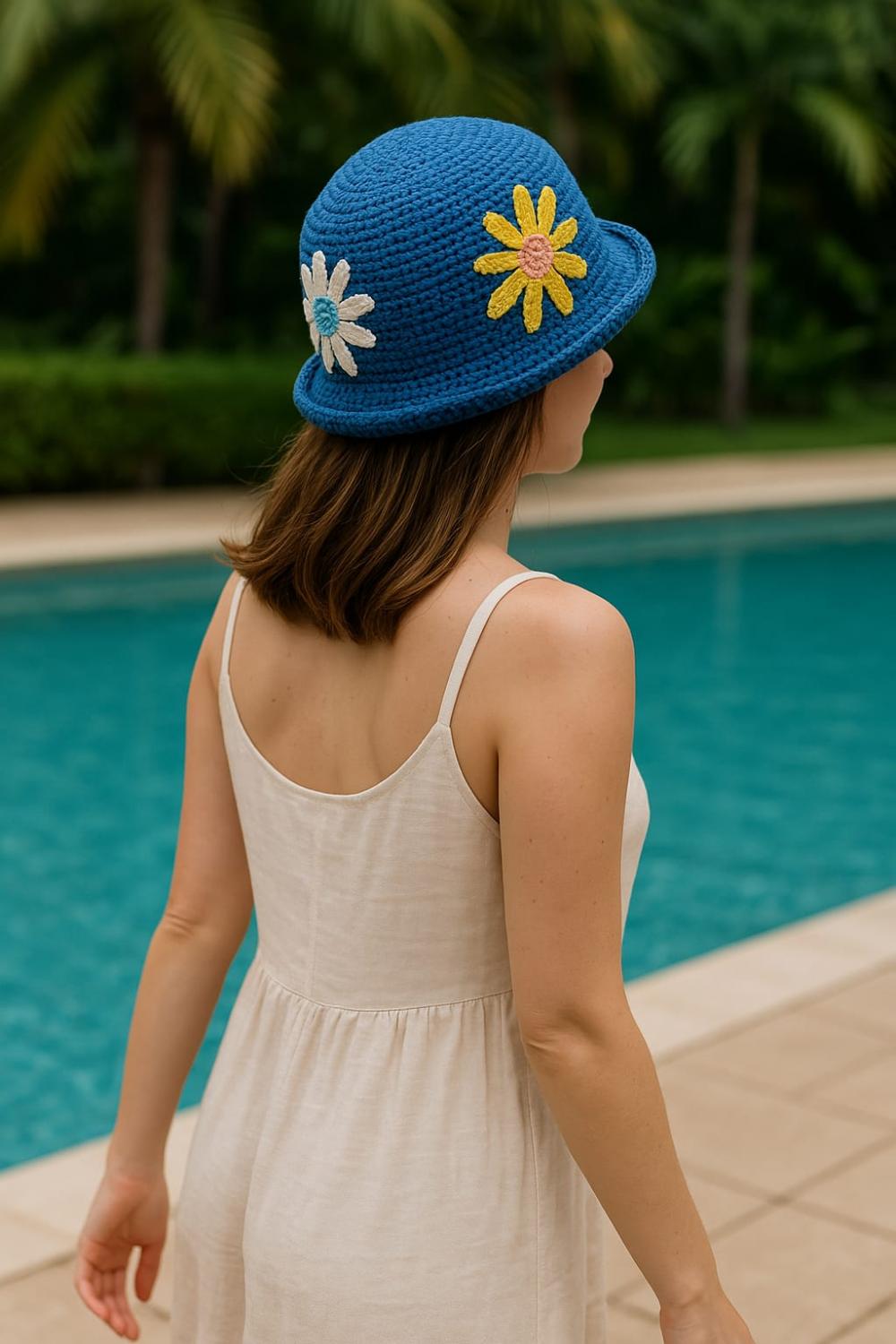 Chapéu tipo bucket hat, azul, feito em crochê, com fio de barba